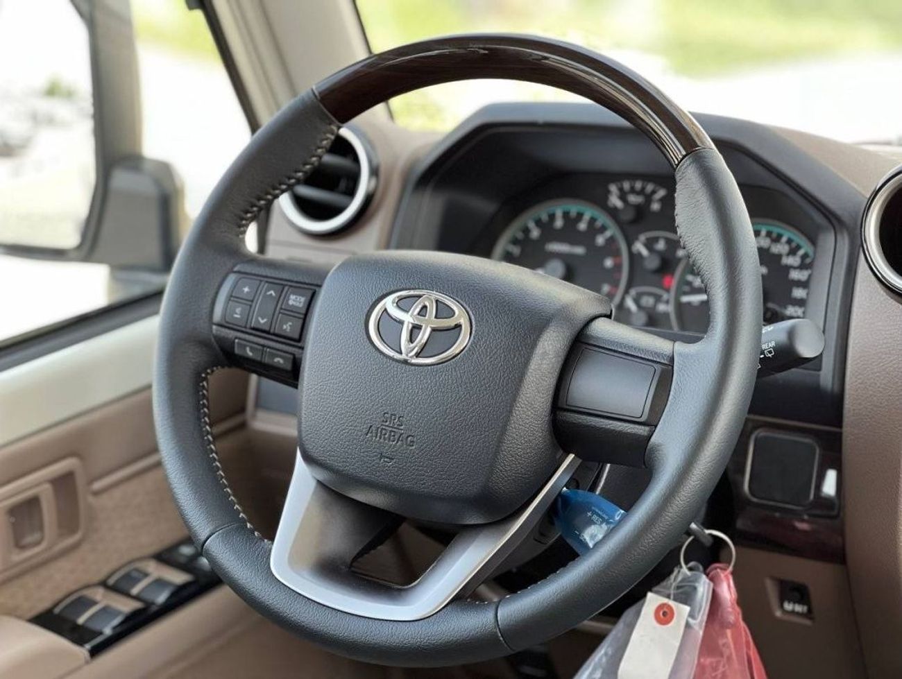 تويوتا لاند كروزر 70 LC76 4.0L PTR M/T // 2025 // HIGH OPTION WITH DVD & BACK CAMERA , POWER WINDOWS , COOL BOX // SPECIA