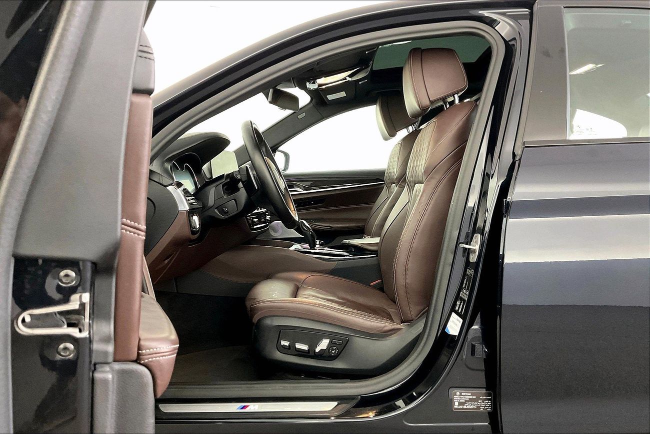 بي أم دبليو 530i Luxury + M Sport Package | شامل الضمان | 0 ﺪﻔﻋﺓ ﺃﻮﻟﻯ