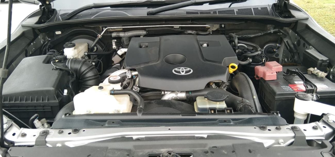 Toyota Hilux Smart cab SR5 2.8CC diesel manual