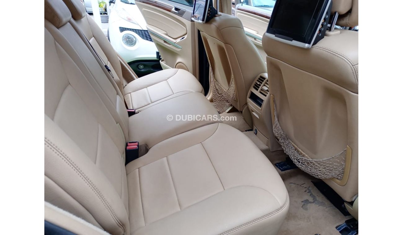 Mercedes-Benz ML 350 2010 model, leather hatch, cruise control, rear camera screen, in excellent condition