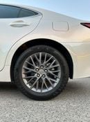 Lexus ES350 Platinum Lexus ES350 2018 with engine capacity 3.5 in perfect condition 163,000 km cable car