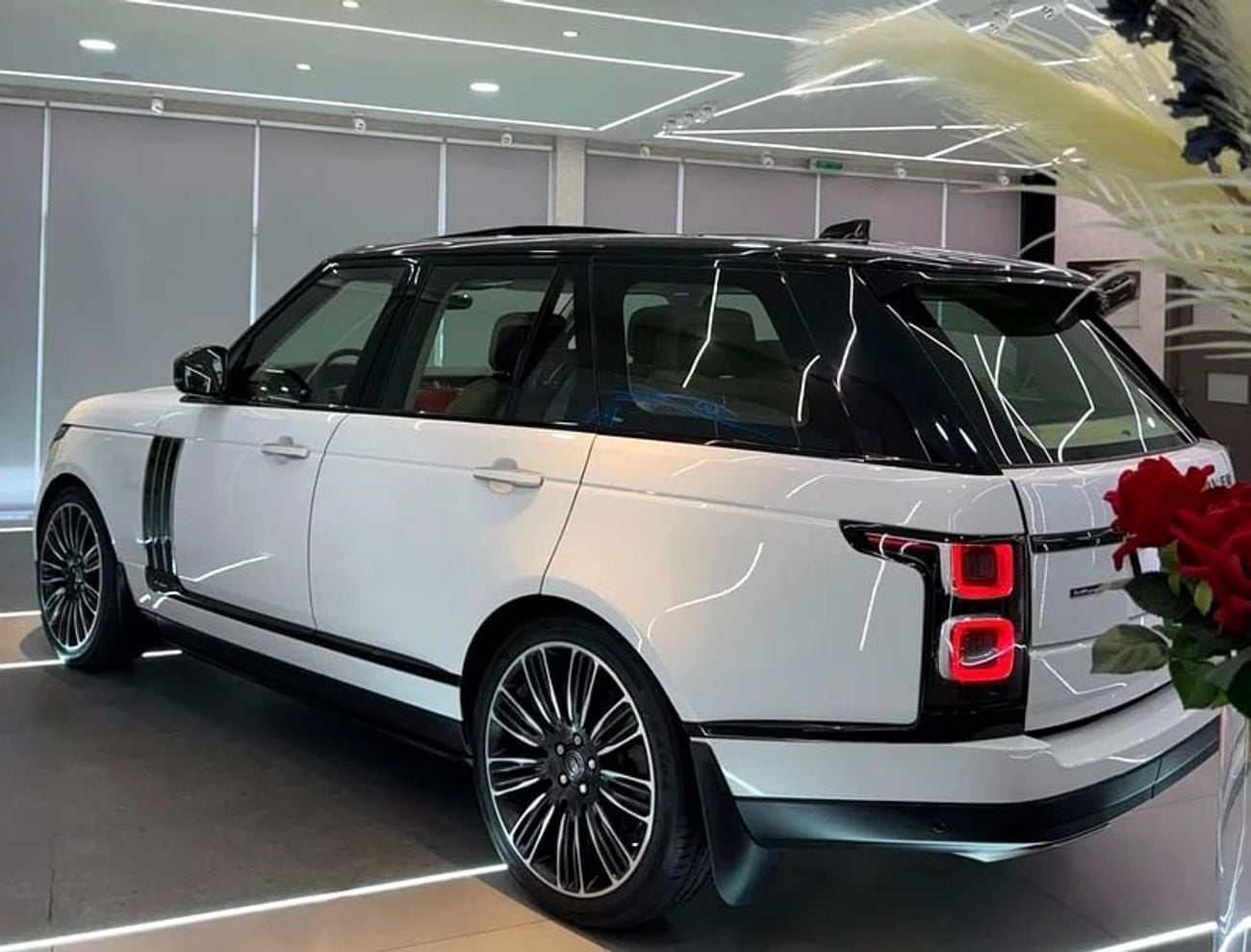 لاند روفر رينج روفر LWB Autobiography P400 3.0L AUTOBIOGRAPHY KIT RR VOGUE SUPERCHARGED || GCC || FULLY LOADED || SCREEN