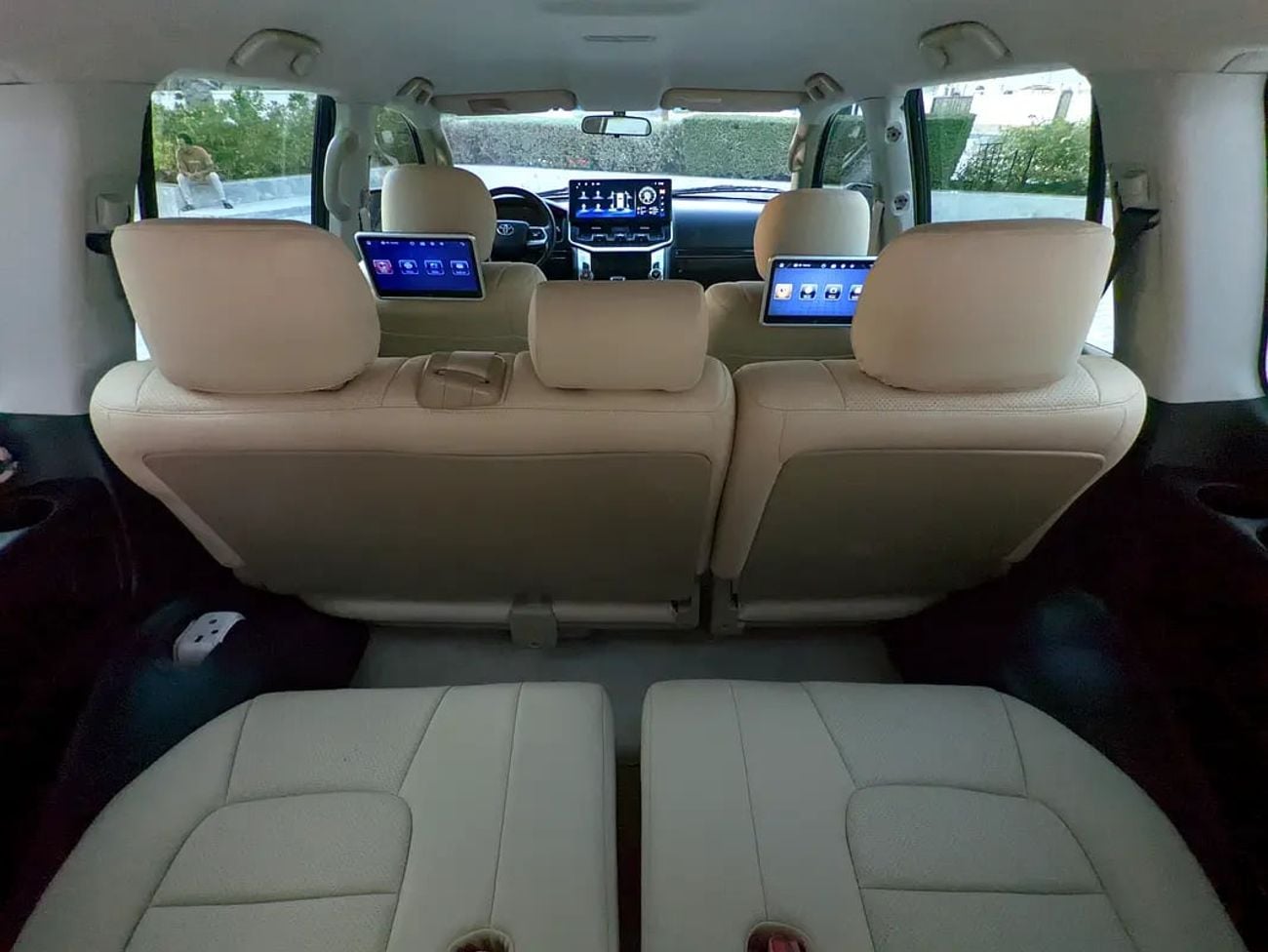 Toyota Land Cruiser GXR FACELIFTED WITH INTERIOR AND EXTERIOR GCC IN EXCELLENT CONDITION