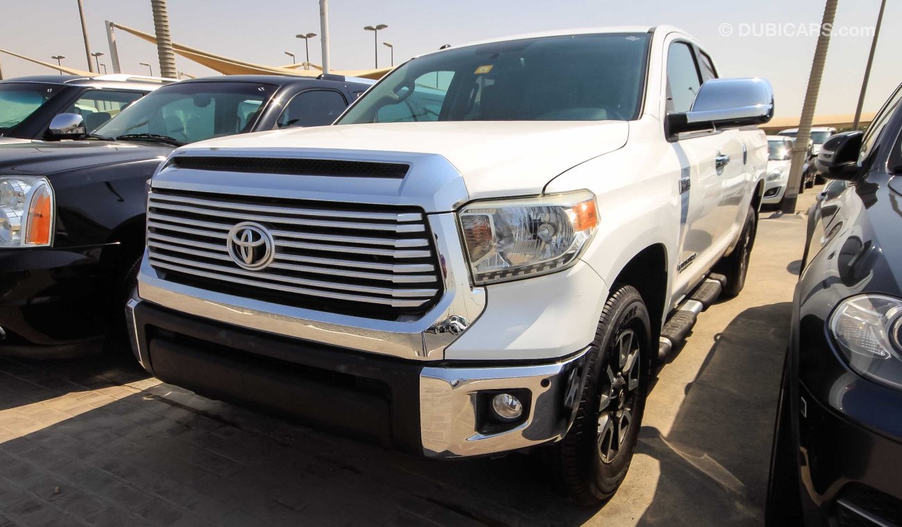 Toyota Tundra 5.7 L V8 SR5 TRD