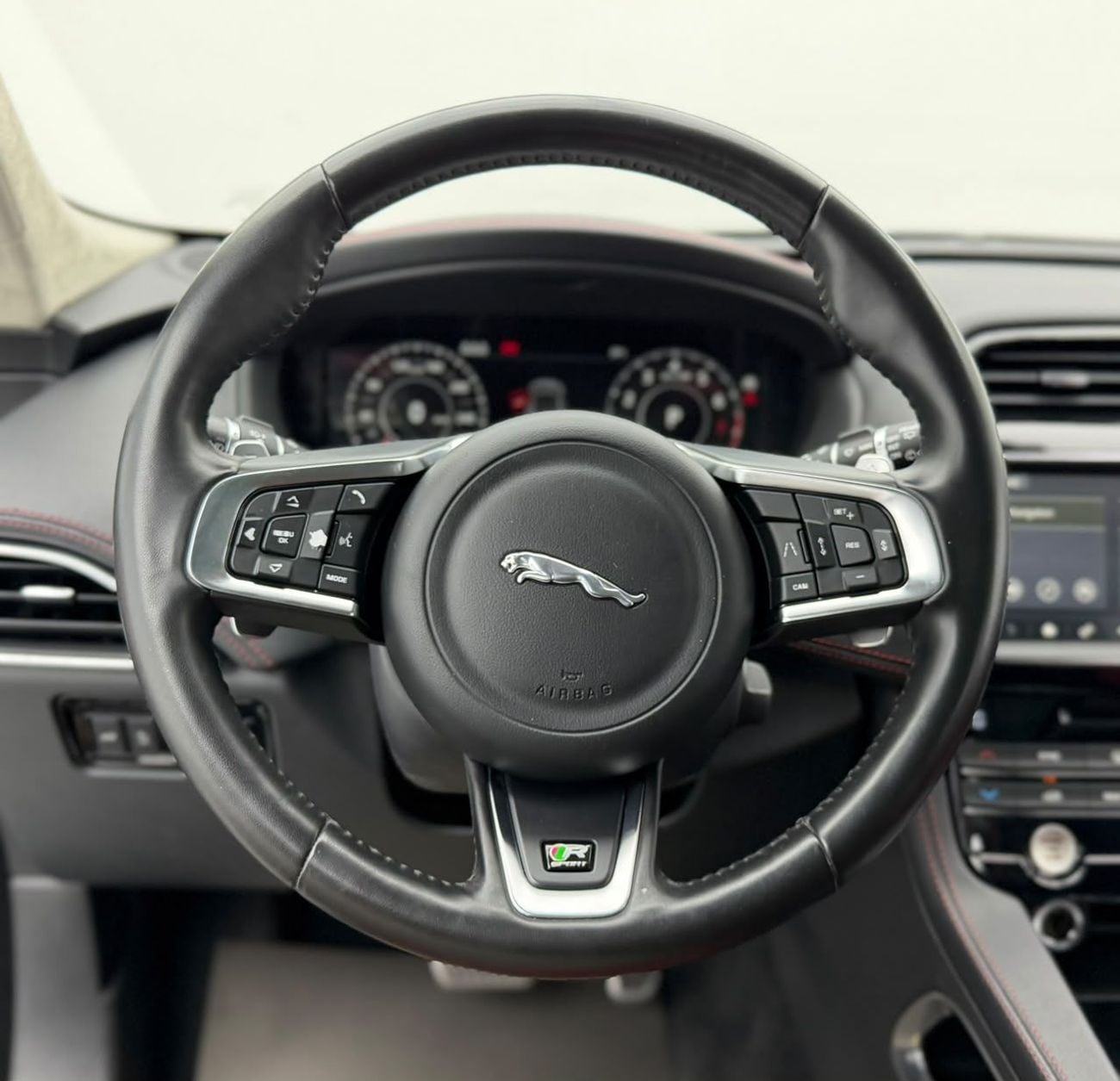 جاكوار F بيس R-SPORT