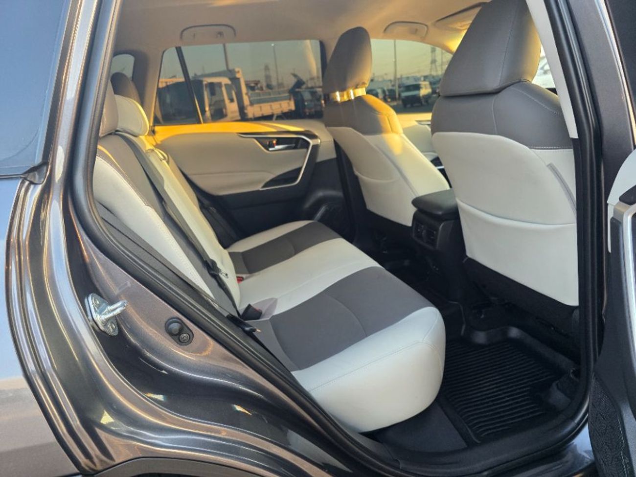 تويوتا راف ٤ 2022 Model Full option 4x4 , Push button and leather seats