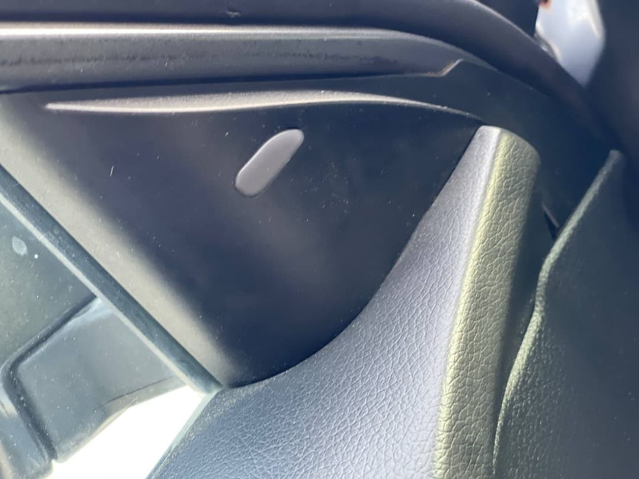 نيسان روج SL / V4 2.5 لتر / فتحة سقف بانورامية / شاشة كبيرة / دفع رباعي / جنوط / بحالة ممتازة