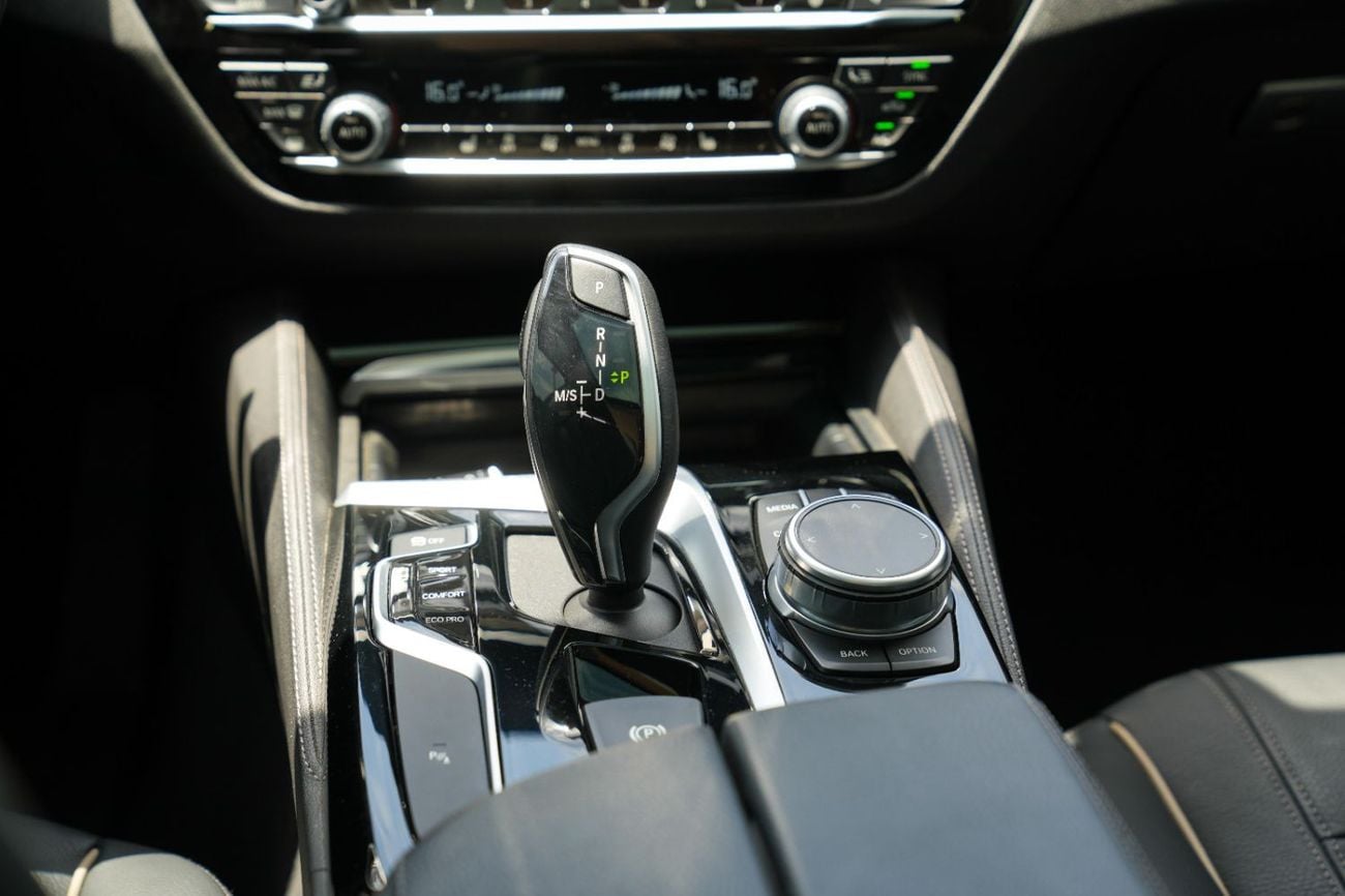 بي أم دبليو 520i Std 2.0L