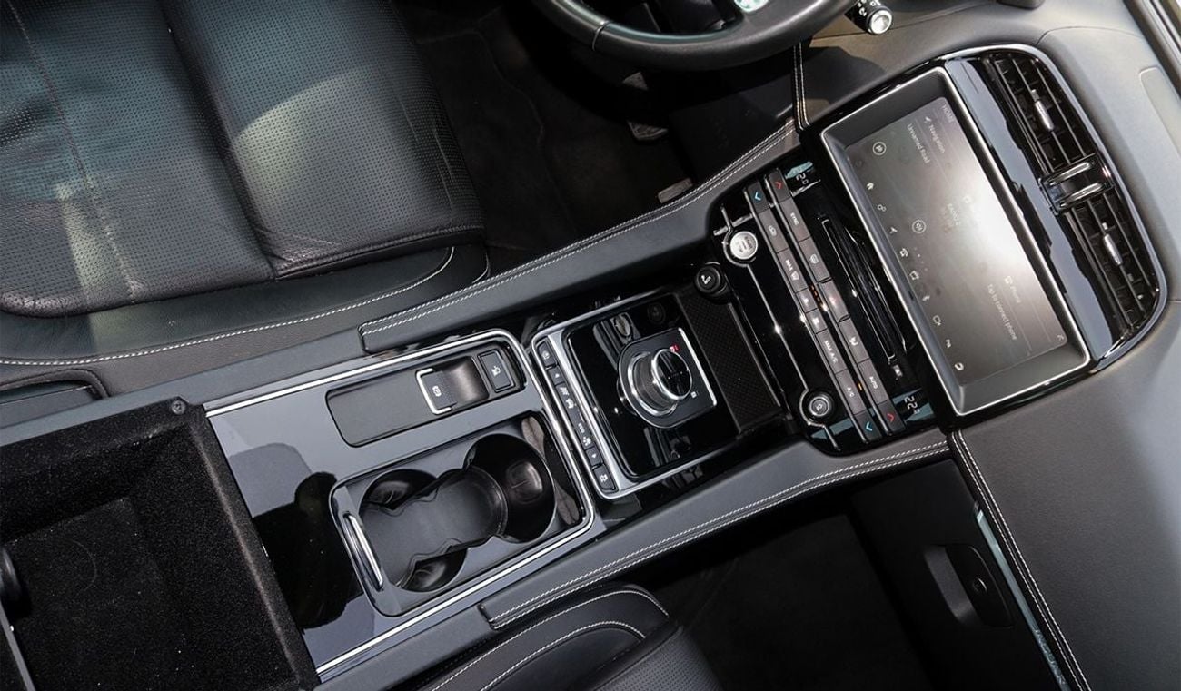 Jaguar F Pace Jaguar F-PACE R-Sport 2.0L Petrol A/T, Model 2018