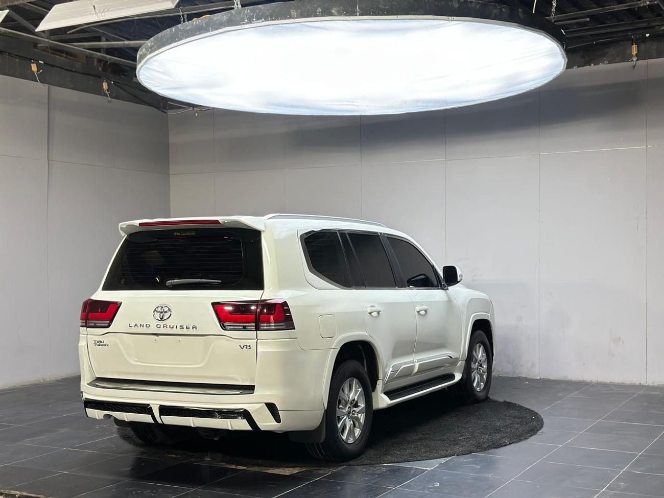 Toyota Land Cruiser VXR 5.7L 4WD