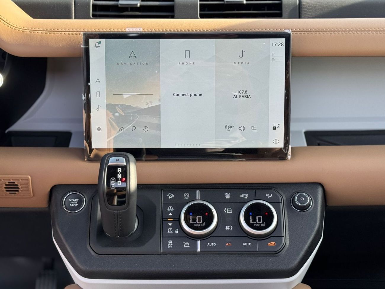 لاند روفر ديفندر Land Rover Defender P400 X-Dynamic SE 2025 2DOORS