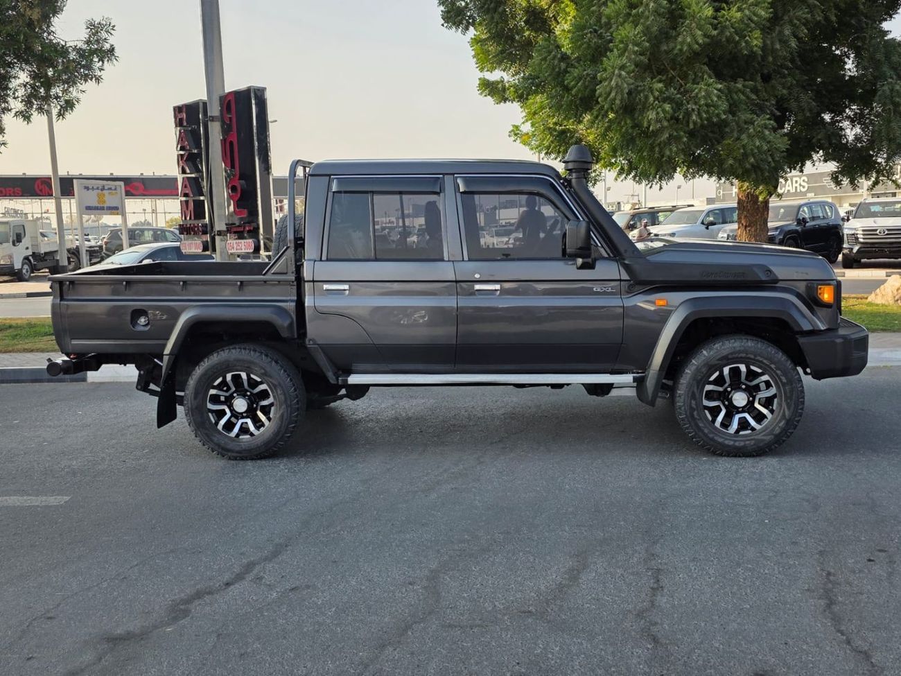 تويوتا لاند كروزر بيك آب diesel 4.5 liter ,right hand ,drive 2017 model ,shape 2024 ,only for export available