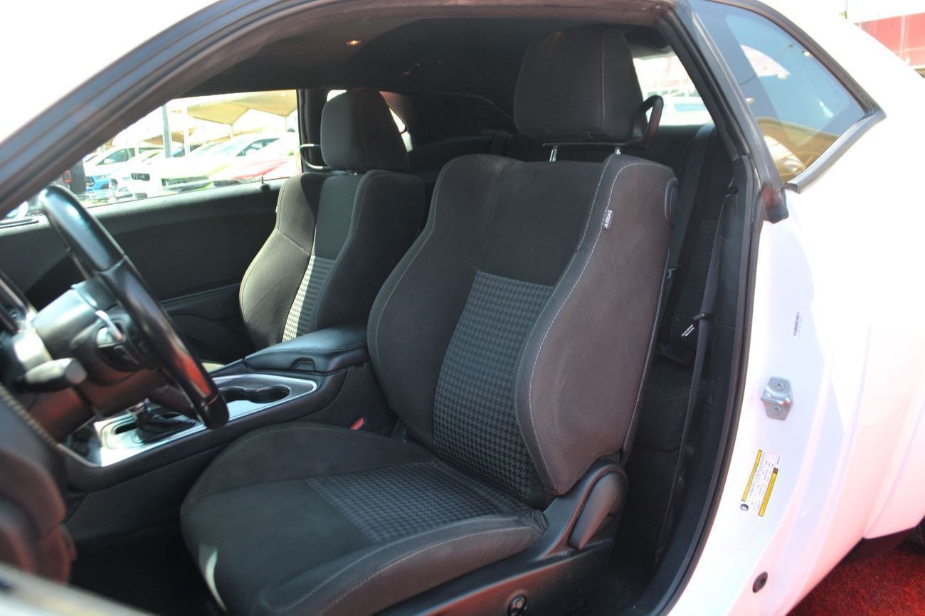 Dodge Challenger R/T 5.7L (370 HP) WHITE CLEAN V8 CAR IN BEST PRICE