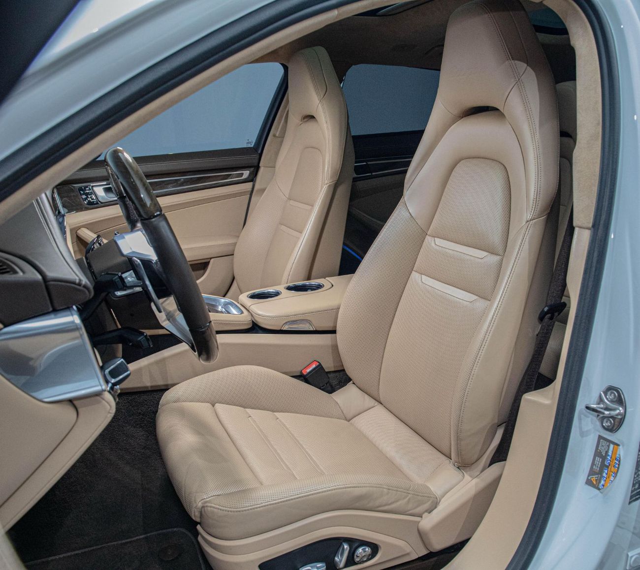 Porsche Panamera Turbo Sport Turismo 4.0L AWD Sport Turismo • 550 BHP • Warranty + Service Contract Available • GCC