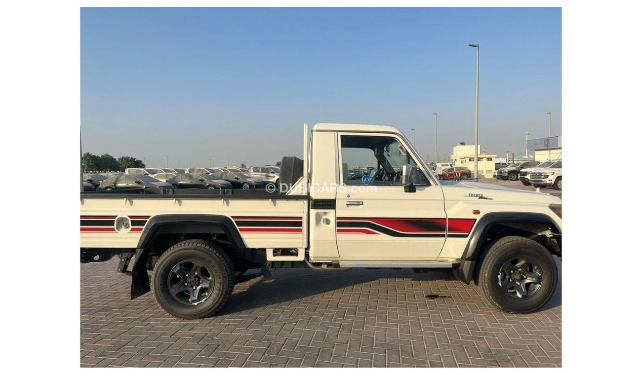 Toyota Land Cruiser Pick Up TOYOTA_LC_PICK_UP_79TH_SINGLE_4.0L_2023_FULL_OPTIONS_WHITE_BEIGE