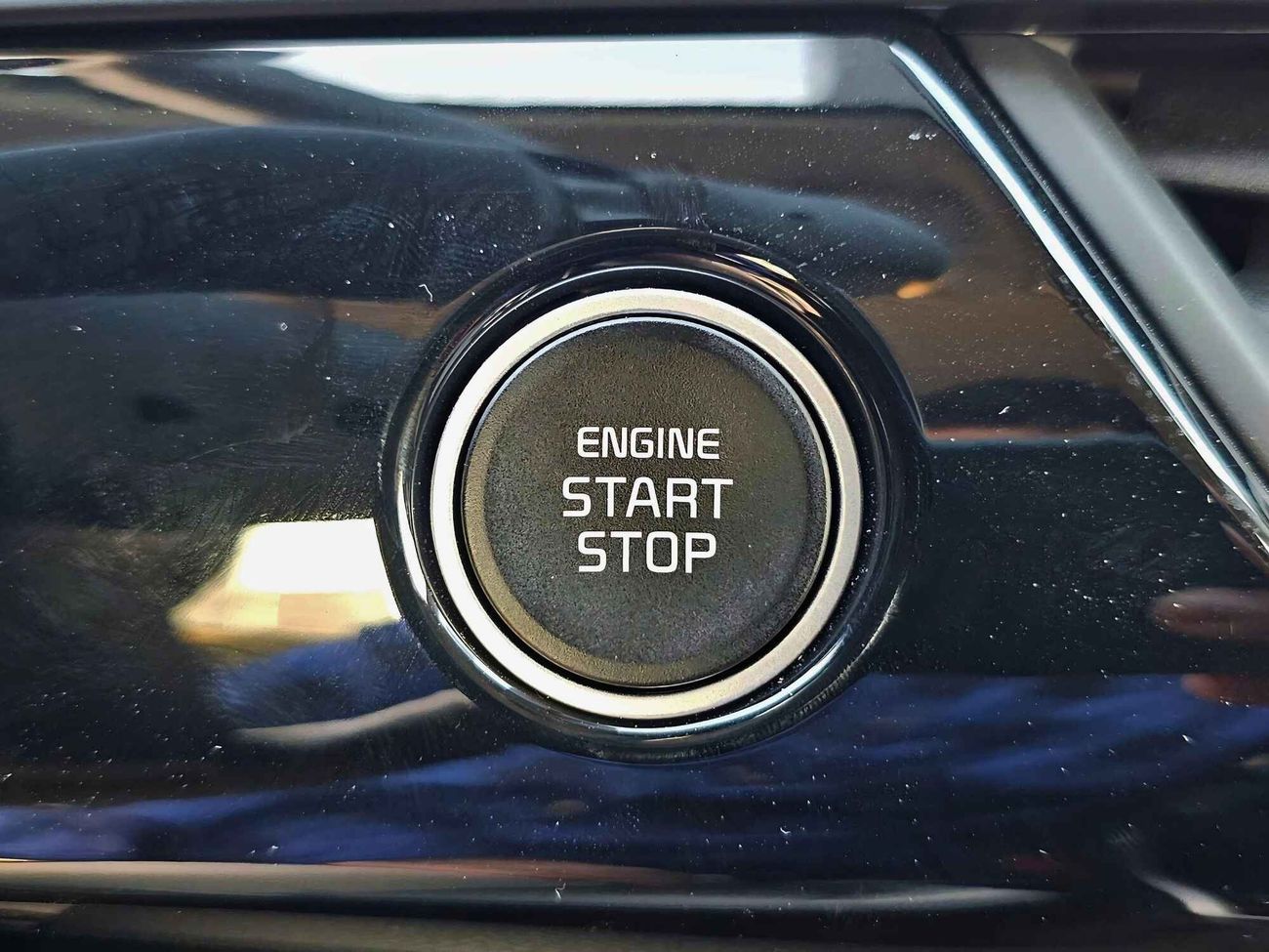 Kia Seltos DUAL TONE, 1.5L V4 PETROL, WITHOUT SUNROOF, DVD+ CAMERA (CODE # 68091)