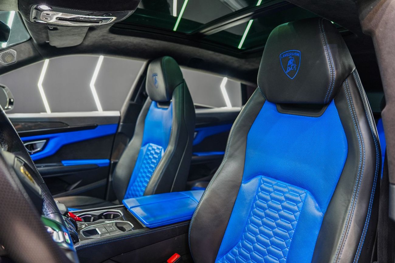 لامبورغيني اوروس Carbon Interior, Panoramic Roof, Two-Tone Interior, Lamborghini Warranty!!