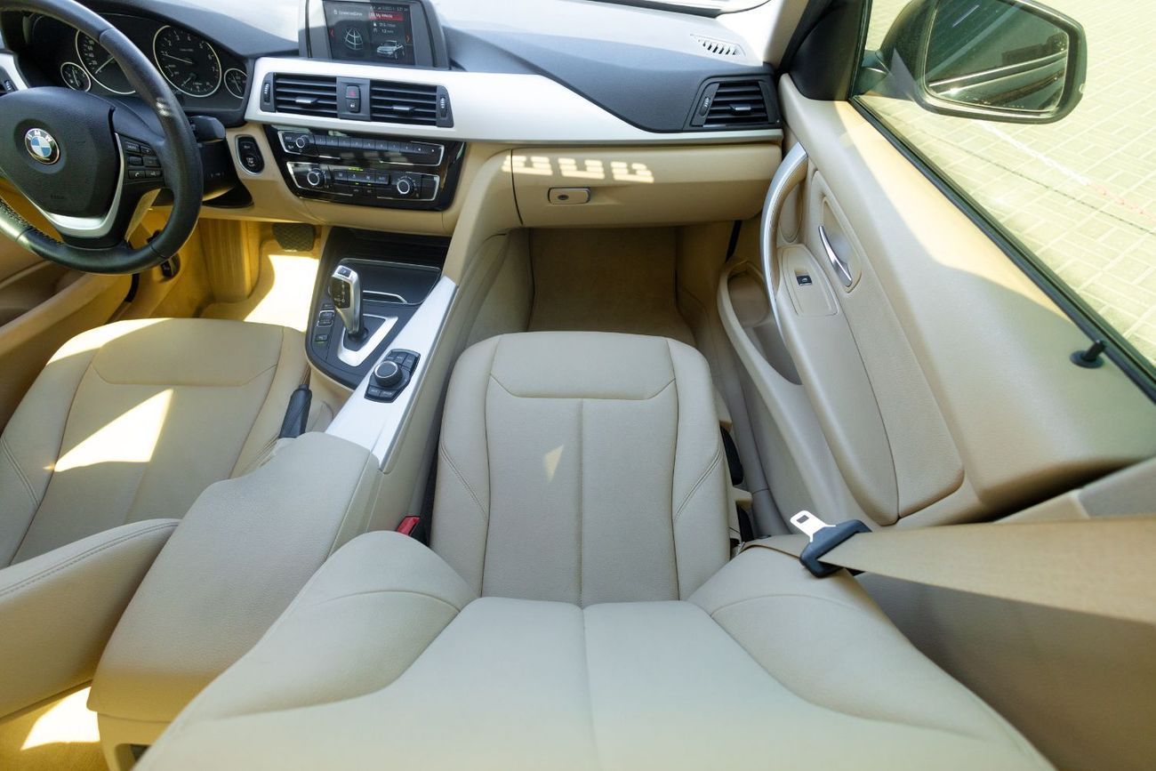 BMW 318i BMW 318i Executive 2018 GCC under Warranty with Flexible Down-Payment.