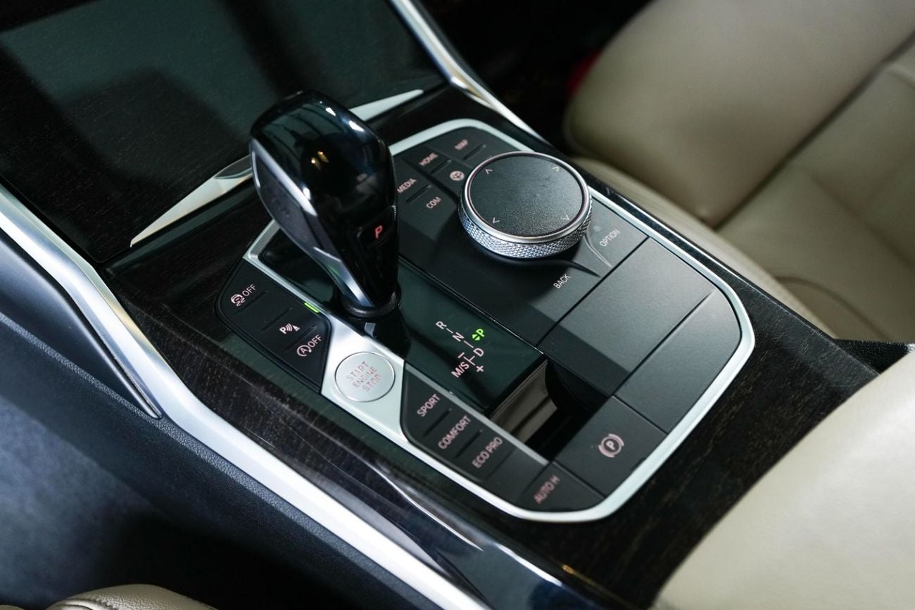 BMW 330i Luxury Line 2.0L Luxury line - Under BMW service contract