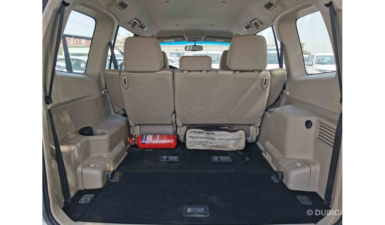 ميتسوبيشي باجيرو 3.5L V6 Petrol, 17" Rims, Dual Airbags, Fabric Seats, Xenon Headlights, Power Locks (CODE # 2082)