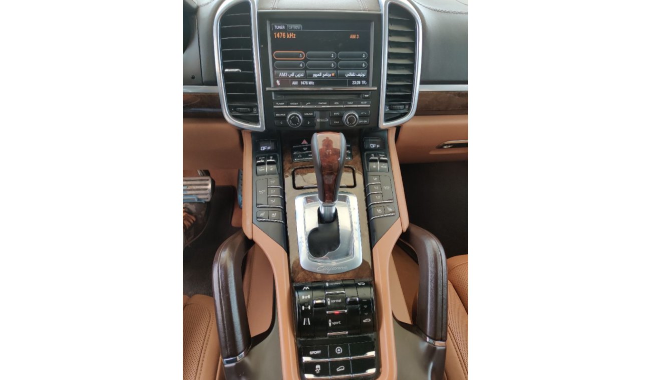 Porsche Cayenne 2013 model full options GCC specs service history available