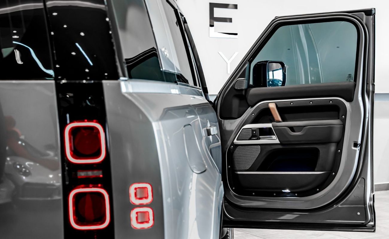 Land Rover Defender 2023 Land Rover Defender 110 P300 SE, 2028 Land Rover Warranty + Service Contract, Low KMs, GCC