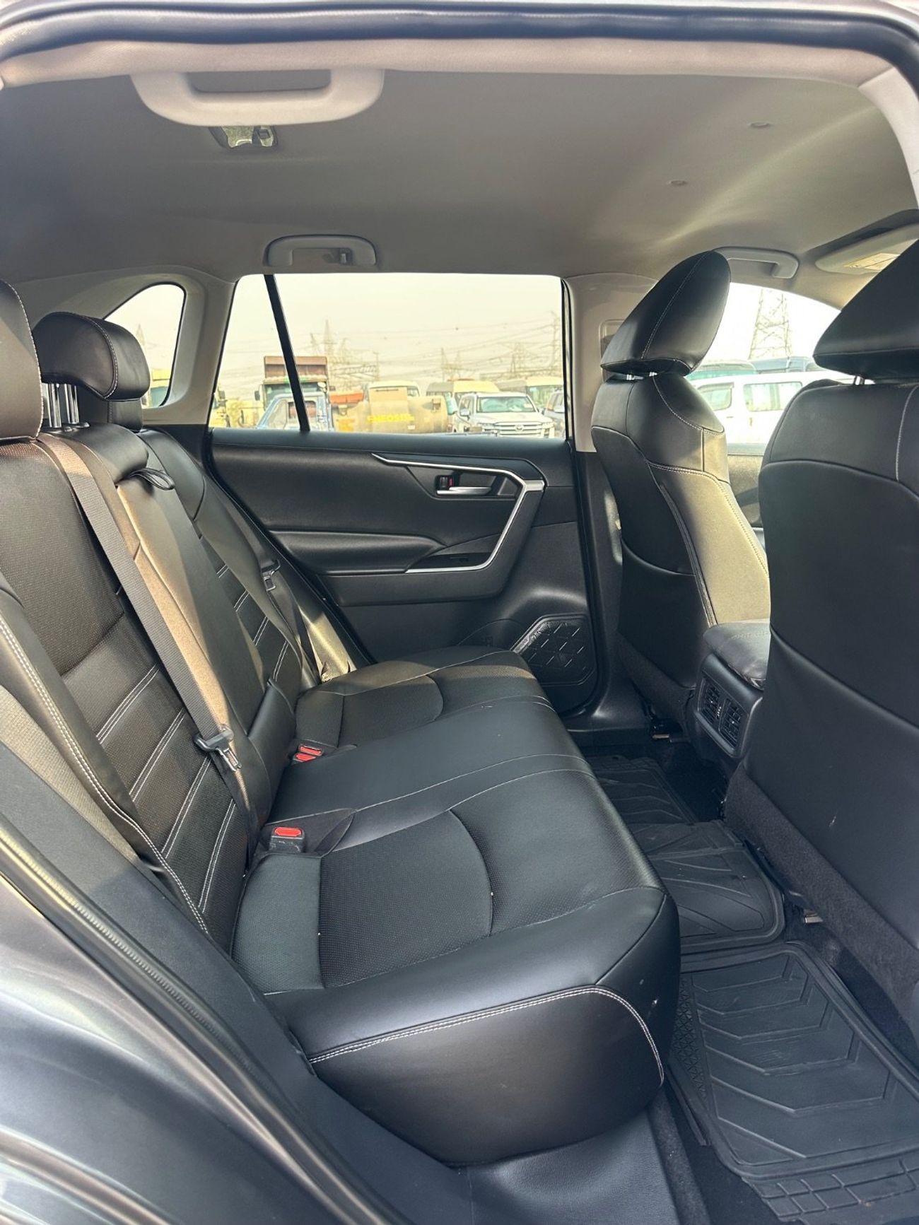 Toyota RAV4 XLE 4WD push start,leather seats 2021