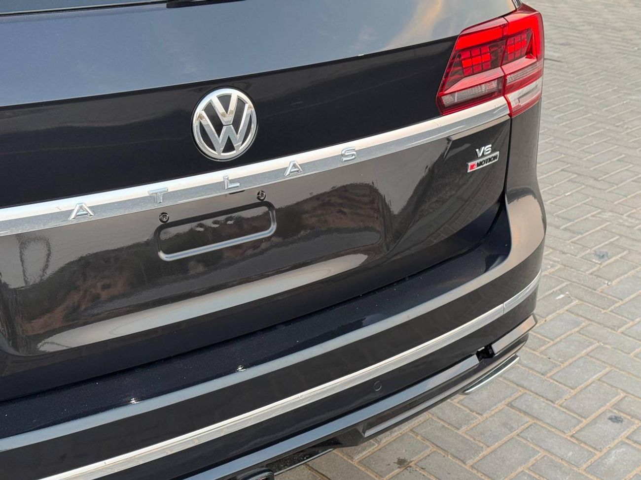 فولكس واجن اطلس R-LINE / 4MOTION / V6 3.6L / فتحة سقف بانورامية / بحالة ممتازة / رادار