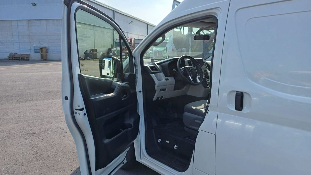 Toyota Hiace Van High Roof 2.8L (174 HP) M/T