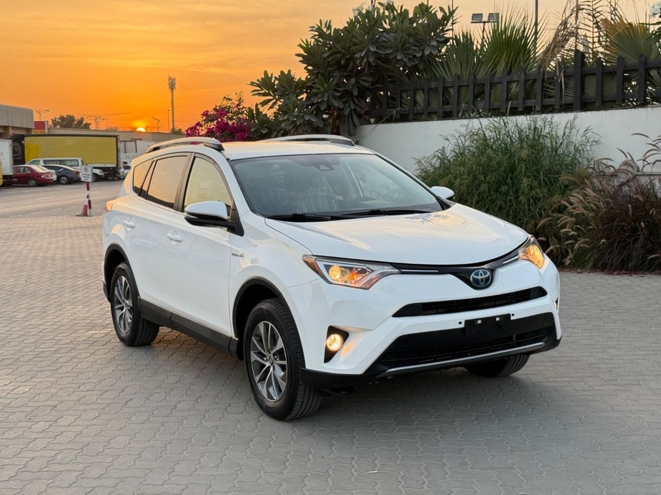 Toyota RAV4 2018 XLE HYBRID KEYLESS US SPEC