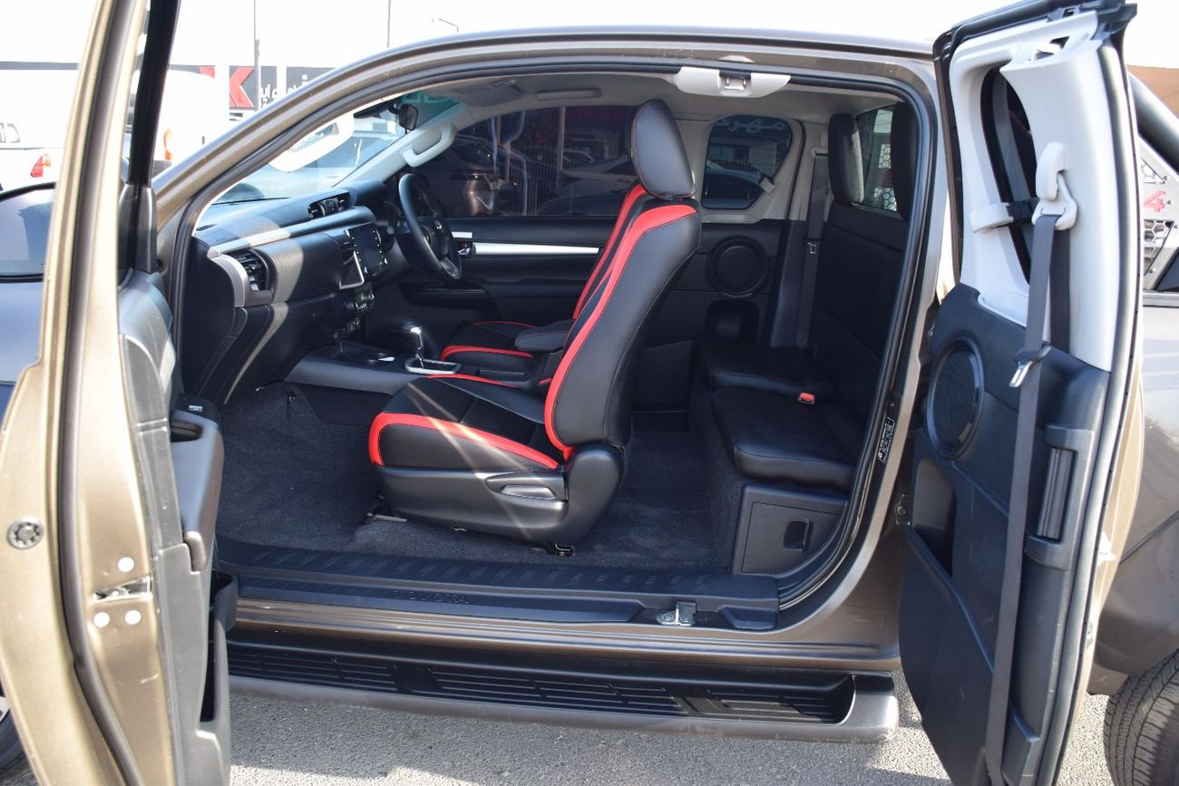 تويوتا هيلوكس 4X4 DIESEL 2.8L KING CAB (Export Only)