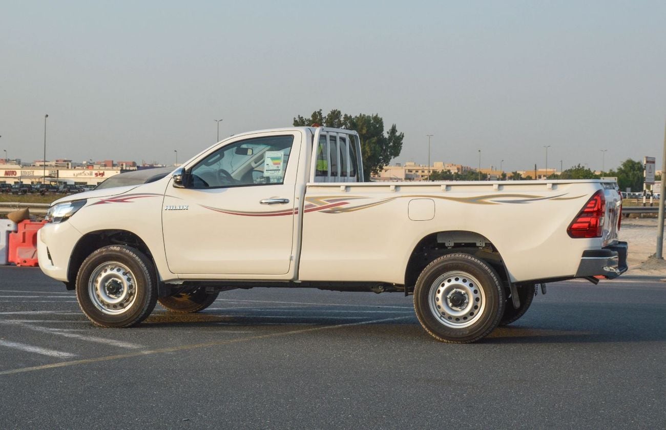 تويوتا هيلوكس 2.7L 4WD PETROL MT SC 2026