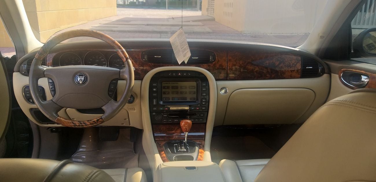 Jaguar XJ8 GCC Jaguar XJ8 Sovereign