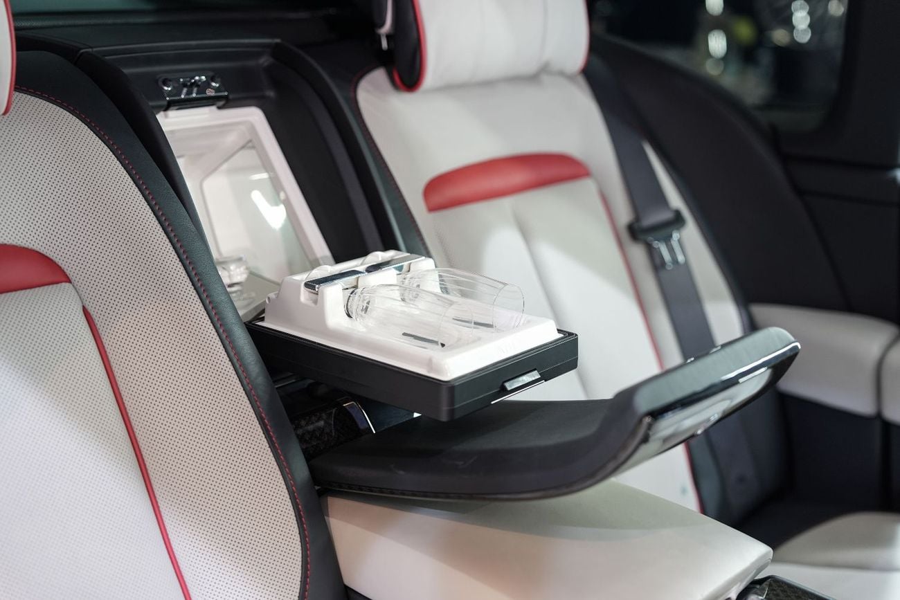 Rolls Royce Cullinan BLACK BADGE , Rear Entertainment, Bespoke Audio, Starlight, GCC Specs!!