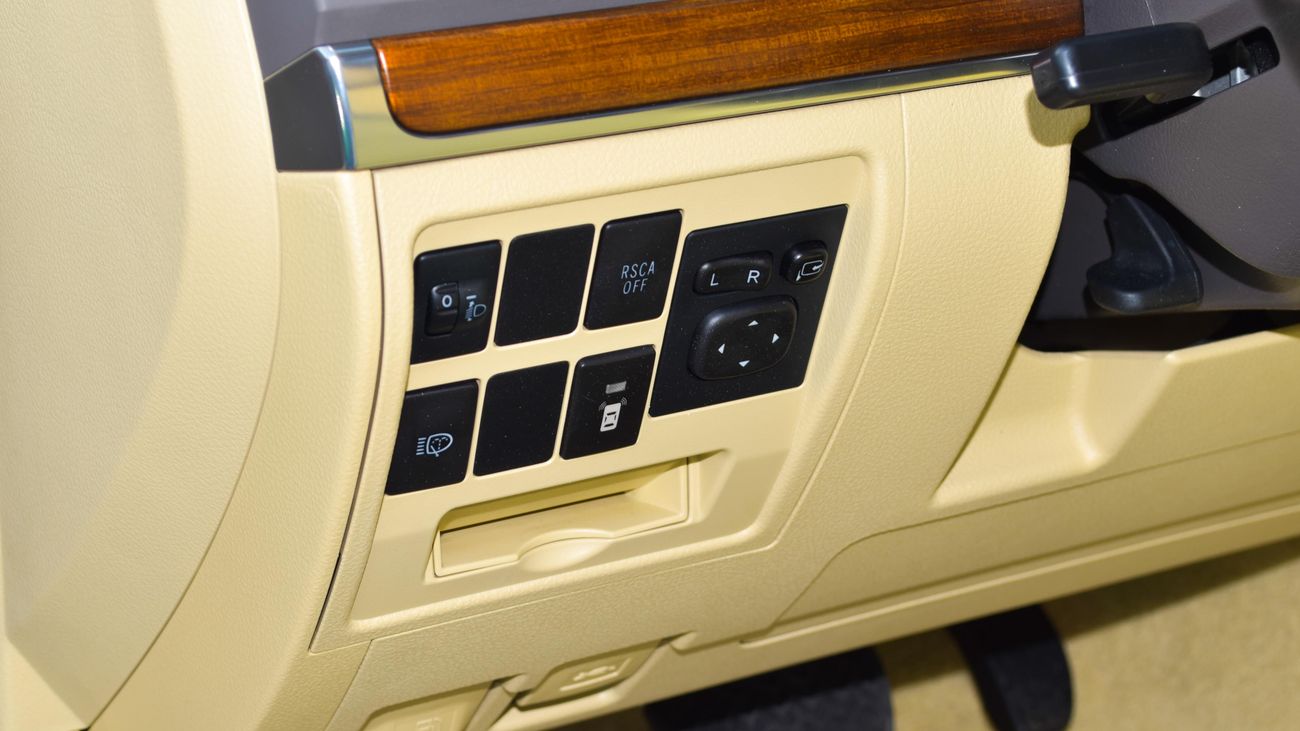 Toyota Land Cruiser GXR V8