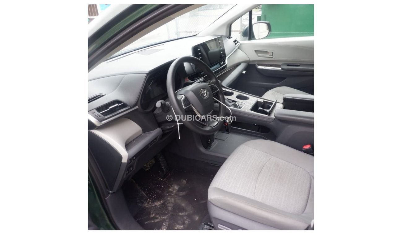 Toyota Sienna 2021 Toyota Sienna LE 2.5L V4 Hybrid Engine /