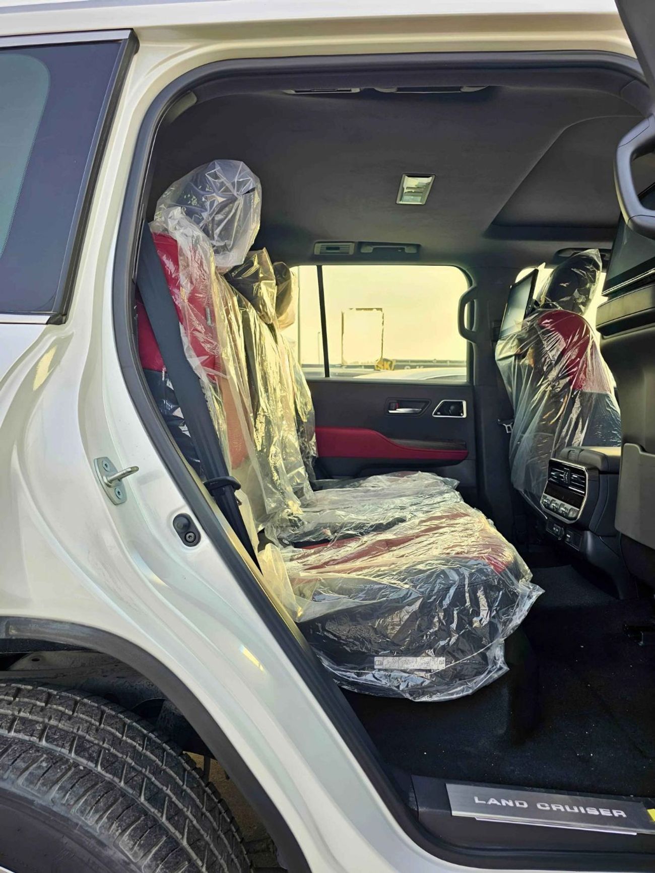 تويوتا لاند كروزر VXR / TWIN TURBO / FULL OPTION / 3.3L V6 DIESEL / HEADUP DISPLAY / JBL SPKRS / SUNROOF (CODE#70000)