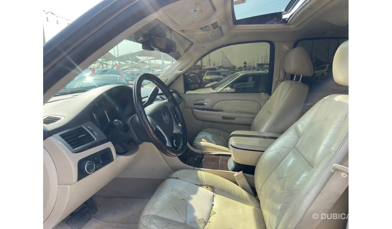 Cadillac Escalade Model 2007, imported from America, full option, 8 cylinder, mileage 256,000