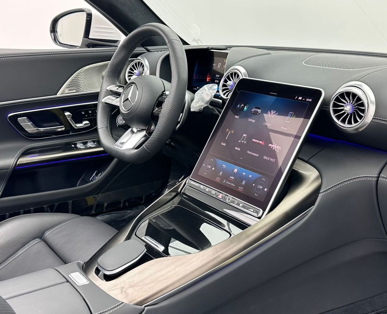 Mercedes-Benz SL 63 AMG 2024 Mercedes-Benz SL63 AMG V8 4MATIC, Brand New, 2 years Warranty, Excellent Condition