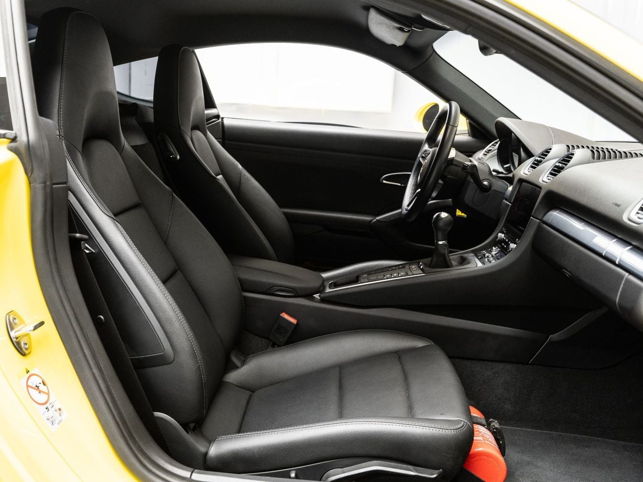 بورش كايمان 718 Std 2.0L M/T2024 Porsche Cayman, 2.0L TC F4, RWD, 300 bhp, 6 Speed Manual