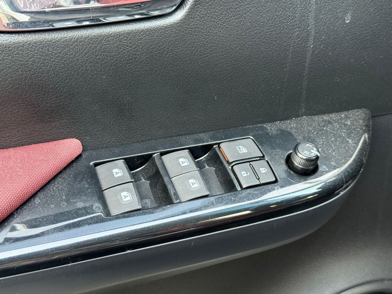 تويوتا هيلوكس Toyota Hilux 4x4 2.4L full Option automatic gearbox