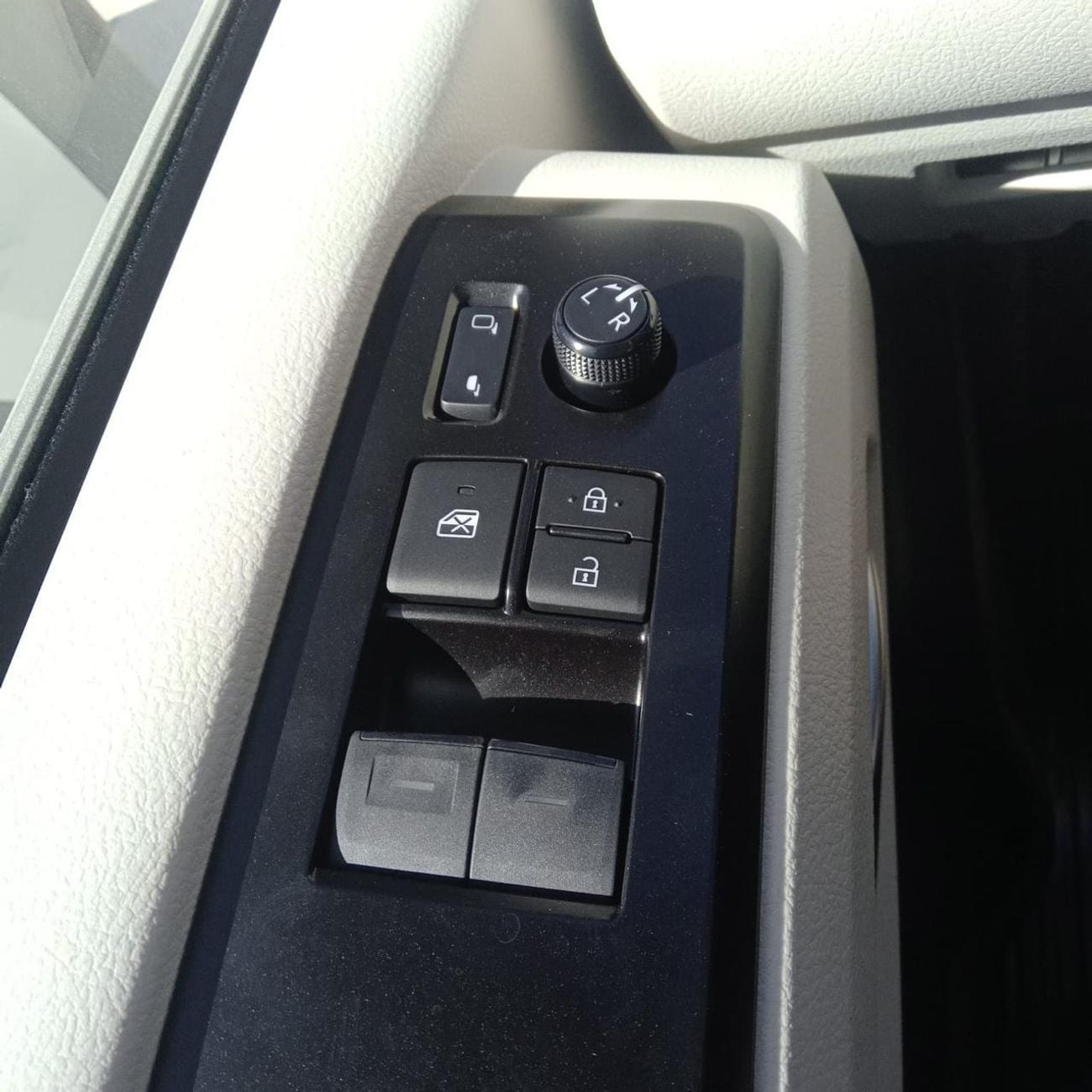 تويوتا هاياس GL TOYOTA HIACE HIGH ROOF 2.8L DSL AT 13-SEATER