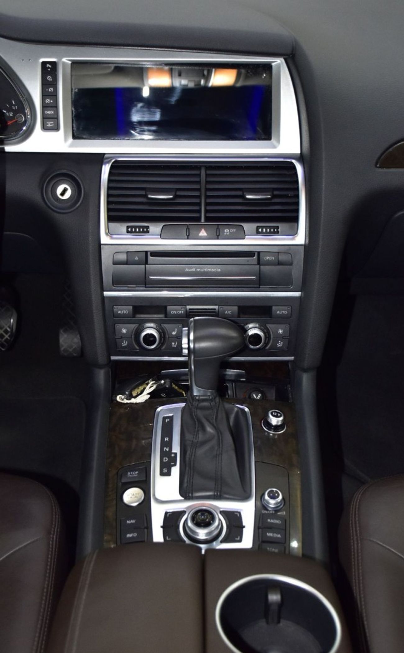 أودي Q7 EXCELLENT DEAL for our Audi Q7 S-Line ( 2014 Model ) in White Color GCC Specs