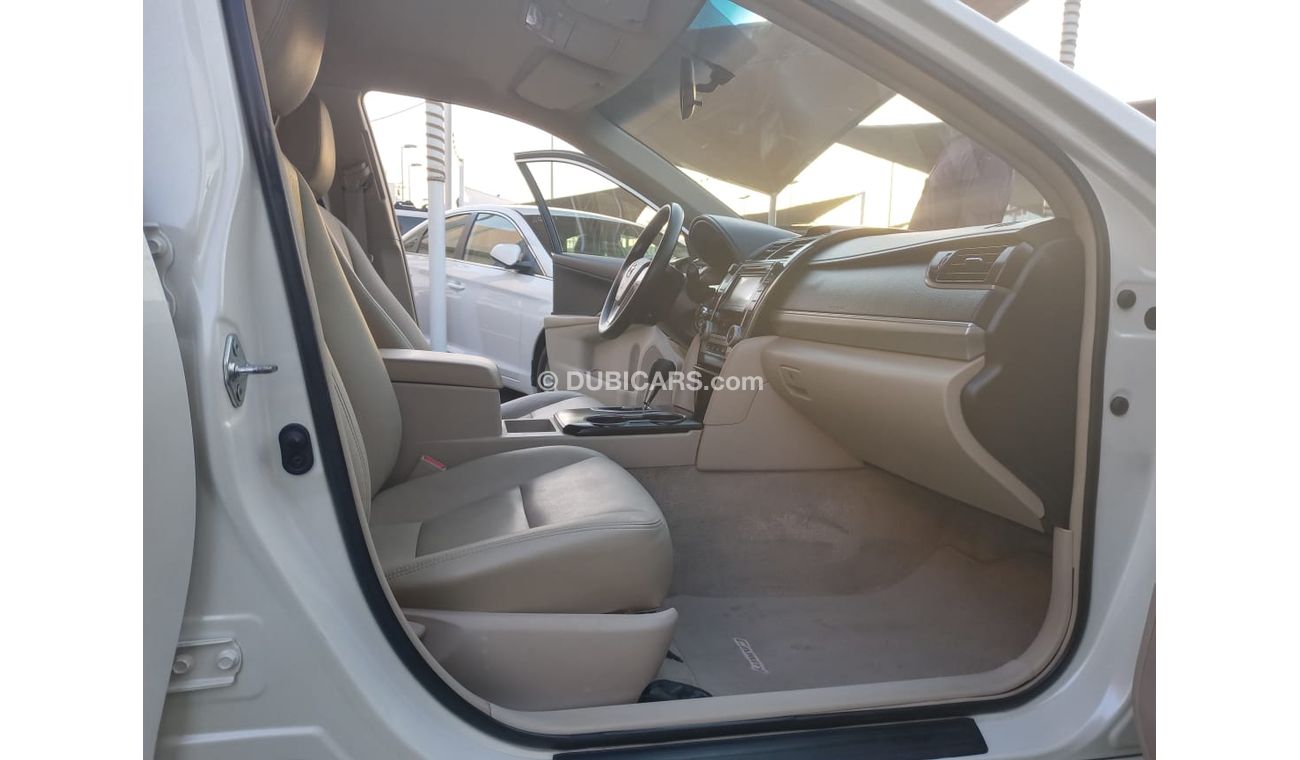 تويوتا كامري خليجى لون أبيض داخل بيج رقم 2 بدون حوادث مثبت سرعة تحكم رنجات حساسات جناح خلفى CD  - FM بحالة ممتازة