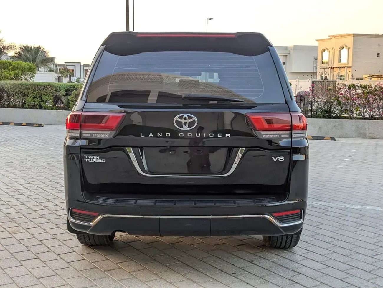 Toyota Land Cruiser GXR FACELIFTED WITH INTERIOR AND EXTERIOR GCC V6 IN EXCELLENT CONDITION