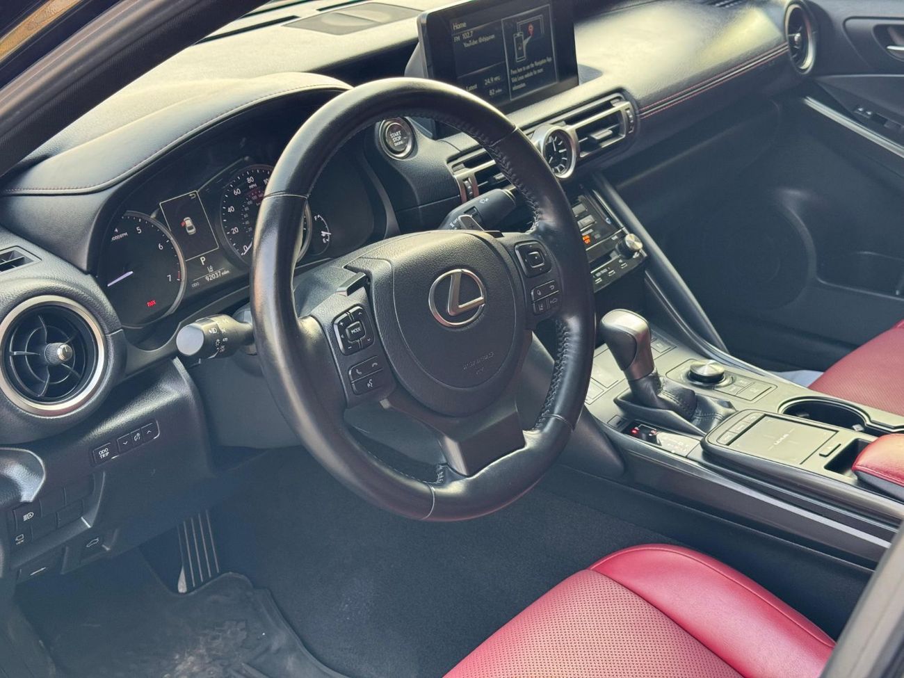 لكزس IS 350 محرك V6 سعة 3.5 لتر / طقم F-SPORT / استهلاك منخفض للموارد / رادار / مساعدة على الطريق / تبريد وتدفئة