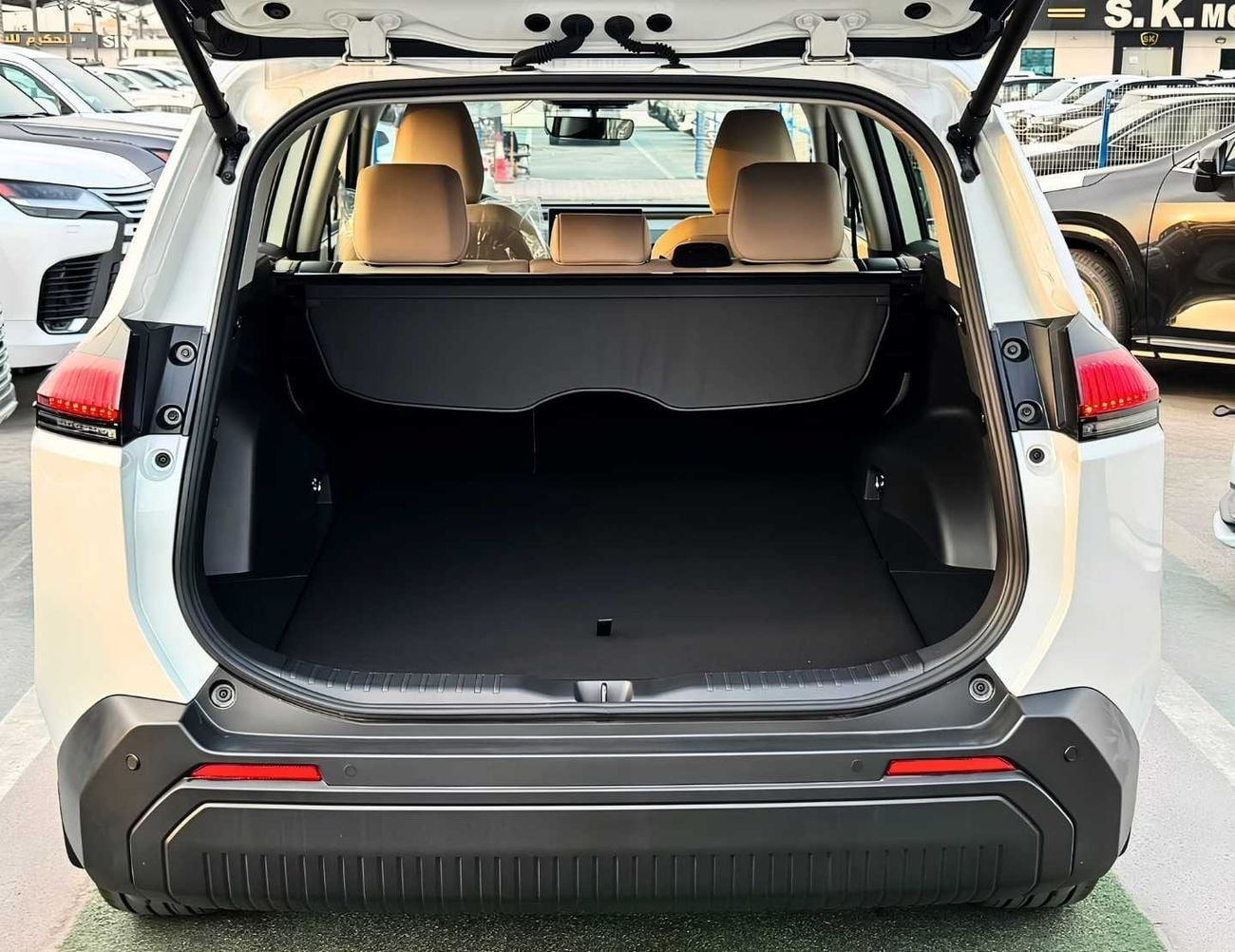 تويوتا راف ٤ LE XLE-G MID OPTION || 2.0L PETROL V4 / SUNROOF / DRIVER PWR SEAT / BIG DVD / REAR CAMERA (CODE # RVPXL