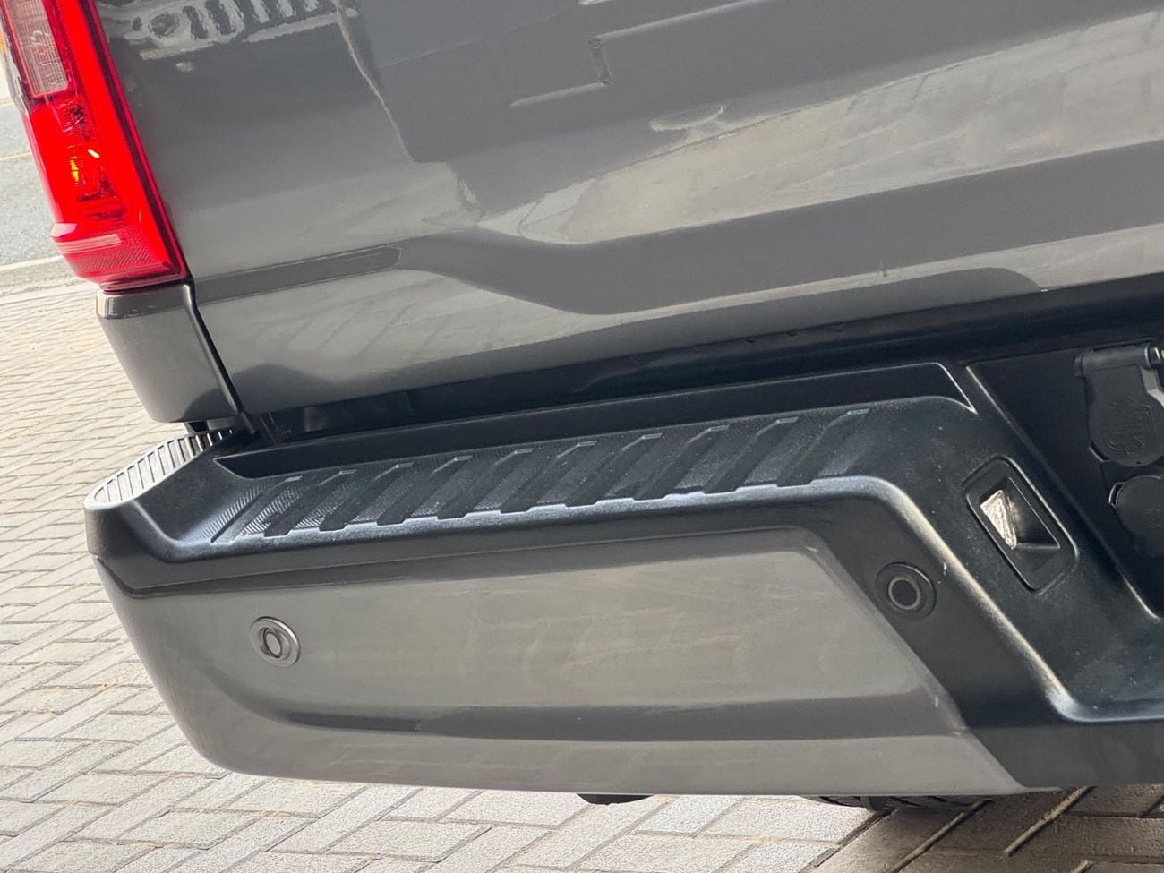 فورد F 150 XLT محرك V8 سعة 5.0 لتر / دفع رباعي / رادار / مساعد الطريق / لوحة عدادات إلكترونية / شاشة كبيرة