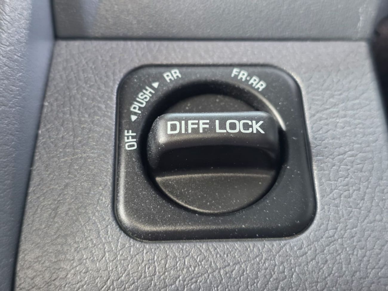 تويوتا لاند كروزر بيك آب RIGHT HAND VEHICLE ONLY FOR EXPORT 4.5L MODEL 2018 SHAPE 2024