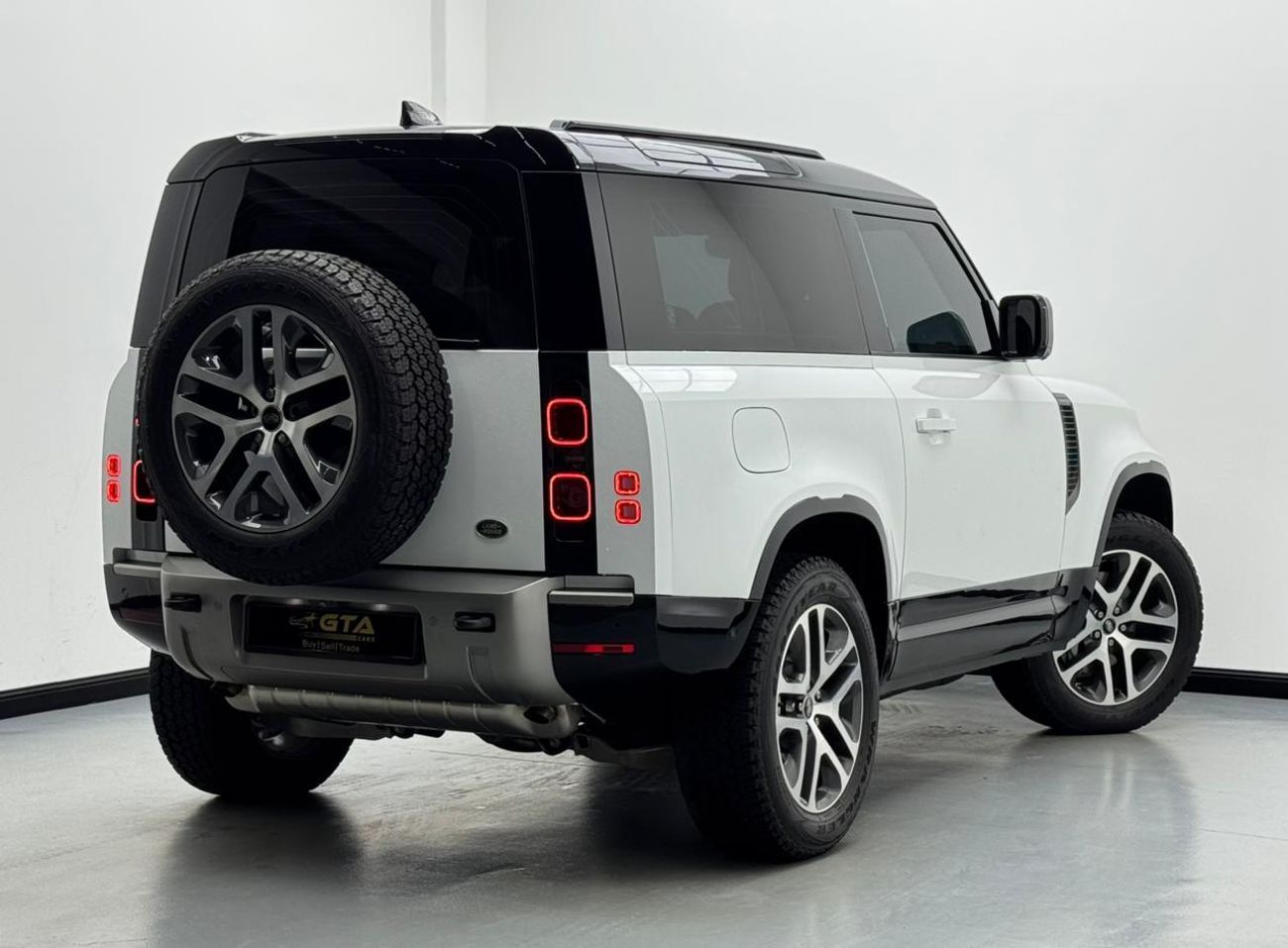 Land Rover Defender P300 90 X-Dynamic SE 3.0L (5 Seater) 2023 Land Rover Defender 90 X-Dynamic SE P400, 2027 Land Rover